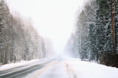 Kış road, karayolu kış ormanda