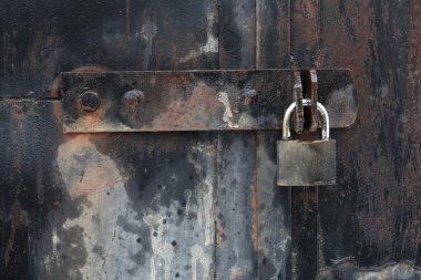 eski demir kilit kapı