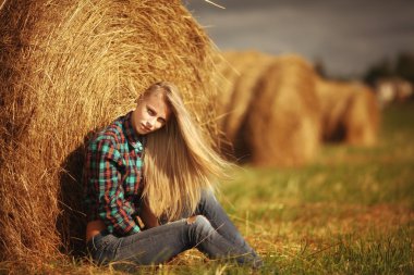 genç güzel sarışın açık saman içinde