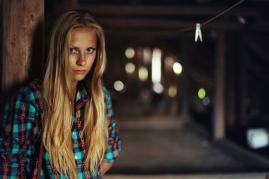 Tavan ahşap bir evde hayaletler ile güzel gizemli bir genç kadın