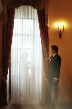 Genç gelin ile damat içinde pencere açılış ışık ışınları