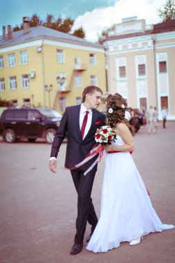 güzel gelin ve damat şehir etrafında yürüyüş