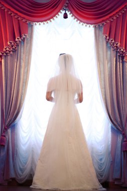 pencerenin önünde duran gelin