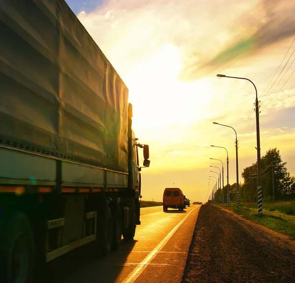 Camion sur l'autoroute, coucher de soleil d'été — Photo