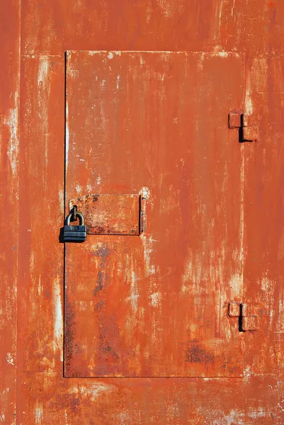 Κλειστό μεταλλική πόρτα με κλειδαριά — Φωτογραφία Αρχείου