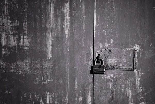 Old iron lock on the door — Stock Photo, Image