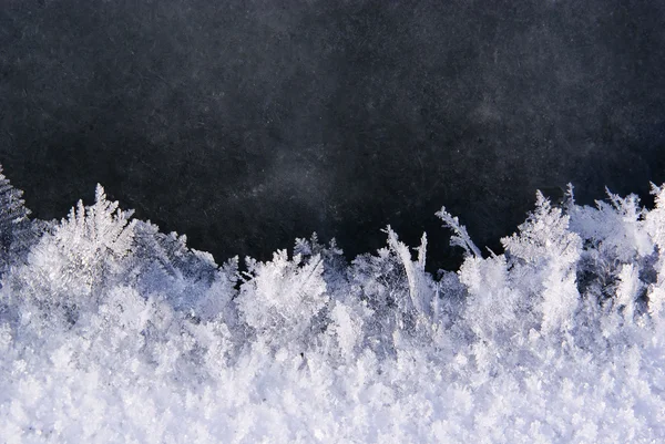 På kanten av is och frost, fryst vatten — Stockfoto