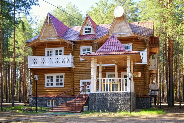 Modernes Ferienhaus im Wald — Stockfoto