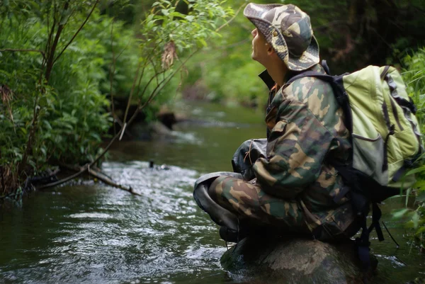 Hombre en la orilla del río caída, senderismo, aventura —  Fotos de Stock