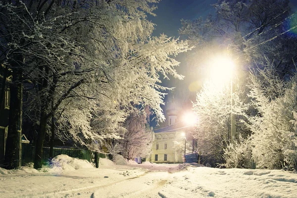 Sneeuw in de nacht stad — Stockfoto