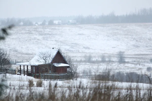 Pueblo en invierno, el campo cubierto de nieve —  Fotos de Stock