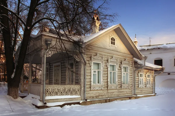 Ruské tradiční dřevěný dům s řezbářství — Stock fotografie