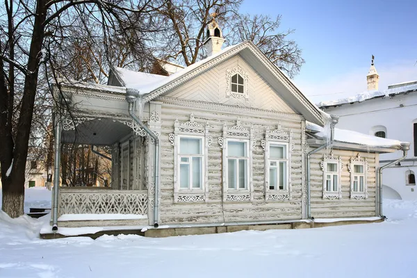俄罗斯传统木制房子与木雕 — 图库照片