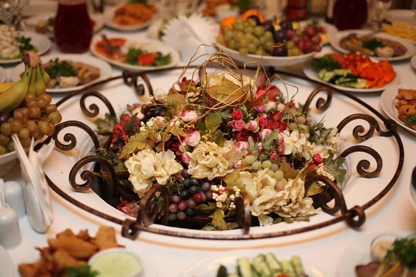 Фрукты и цветы на столе, вегетарианский праздничный стол — стоковое фото