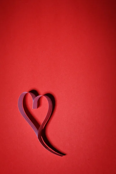Λευκό του Αγίου Βαλεντίνου χαρτί καρδιά σε κόκκινο φόντο — Φωτογραφία Αρχείου