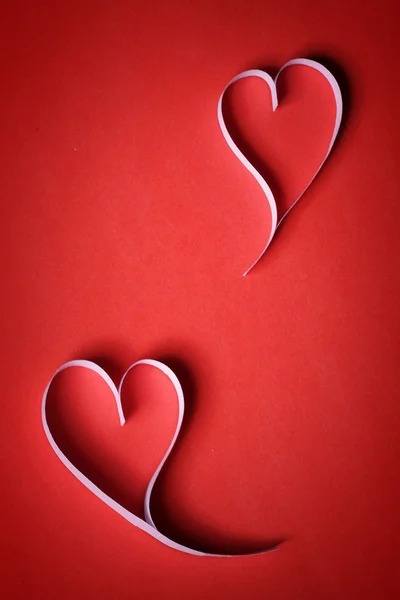 Corazones de papel de San Valentín blanco sobre fondo rojo —  Fotos de Stock