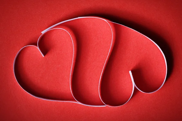 Λευκό του Αγίου Βαλεντίνου χαρτί καρδιές σε κόκκινο φόντο — Φωτογραφία Αρχείου
