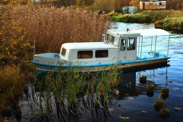 Kleines Schiff, ein Boot, das an einem kleinen Fluss festgemacht hat — Stockfoto