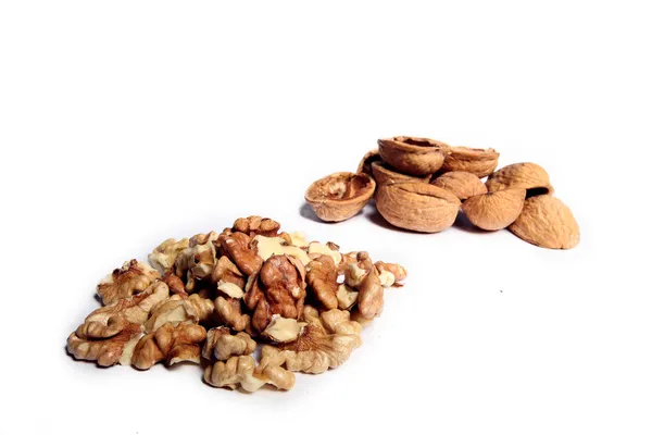 Empty shells of walnuts, shells, cleaning, trash — Stock Photo, Image