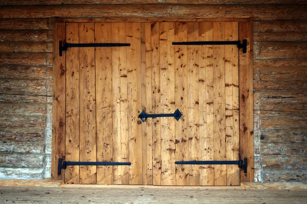 Large wooden door in an old country house — Stock Photo, Image