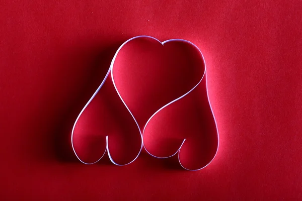 バレンタインの心、赤い背景に白のバレンタインの紙の心 — ストック写真