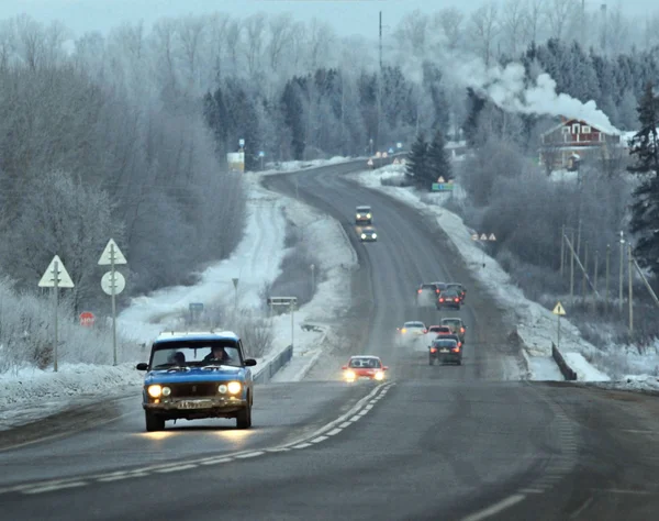 Estrada com carros no país no inverno — Fotografia de Stock