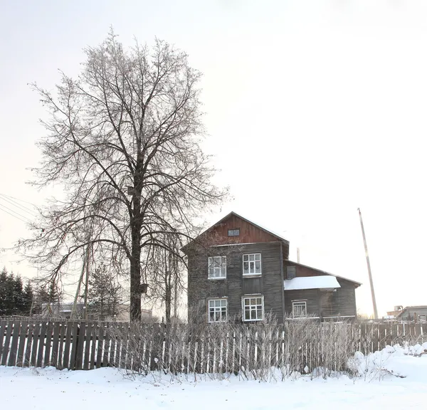 Egy hideg télen a fából készült ház — Stock Fotó