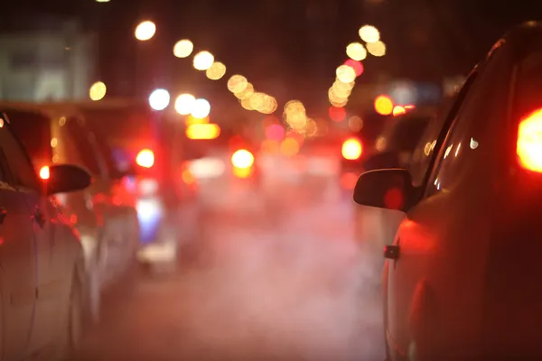 Coches por la noche en un atasco de tráfico en las heladas de invierno —  Fotos de Stock