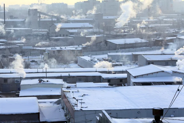 Kalter Tag in der Stadt, Rauch aus den Schornsteinen, globale Abkühlung — Stockfoto