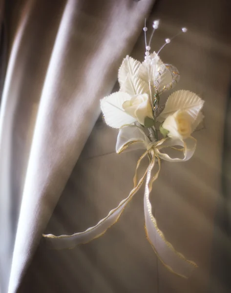 Wedding boutonniere on suit jacket of groom — Stock Photo, Image