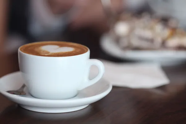 Cappuccino met schuim en hart — Stockfoto