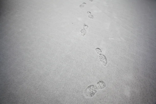 雪の中の人間の足跡 — ストック写真