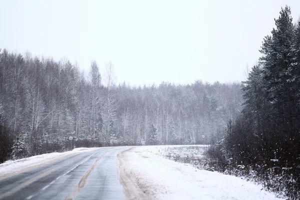 Зимняя дорога, шоссе в зимних лесах — стоковое фото