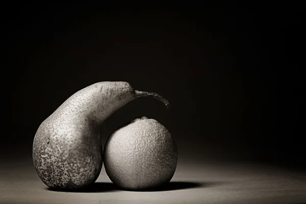 Tragický příběh ovoce, hrušky a mandarinky na černém pozadí — Stock fotografie