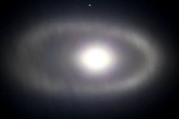 Halo alrededor de la luna, un fenómeno óptico en el cielo por la noche — Foto de Stock
