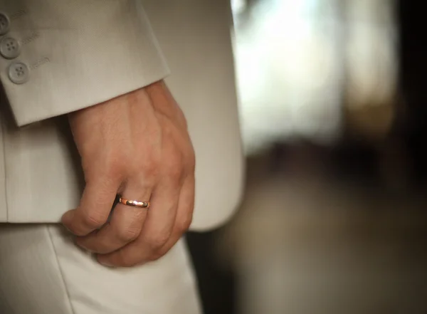 Anillo de boda en la mano de un hombre — Foto de Stock