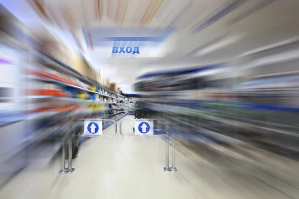 Em loja de automóveis — Fotografia de Stock