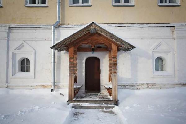 Православный монастырь на севере, зимняя снежная религия Прилуцкий монастырь в Вологде, Россия — стоковое фото