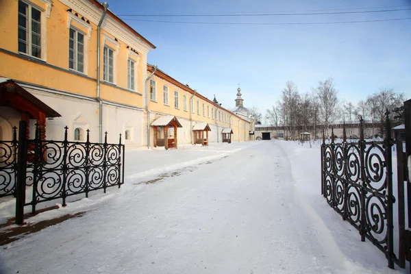 Pravoslavný klášter na severu, zimní sníh náboženství prilutsky klášter v vologda, Rusko — Stock fotografie