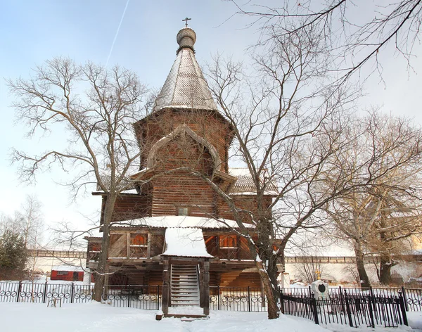 Houten kerk in wintersneeuw — Stockfoto