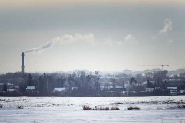 Труба з димом, міський пейзаж взимку, навколишнє середовище, глобальне потепління, парниковий ефект — стокове фото