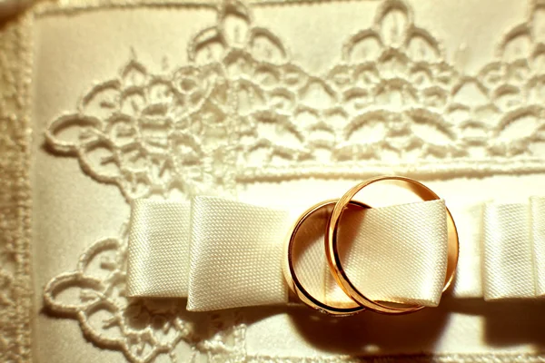 Anillos de boda de oro en almohada blanca —  Fotos de Stock