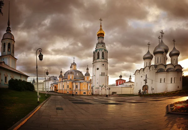 Klášter a kostel při západu slunce na podzim v Rusku ve městě vologda — Stock fotografie