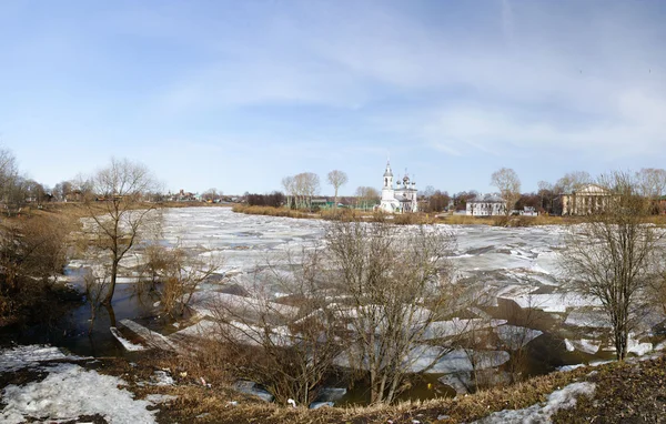 Drifting ijs op de rivier — Stockfoto