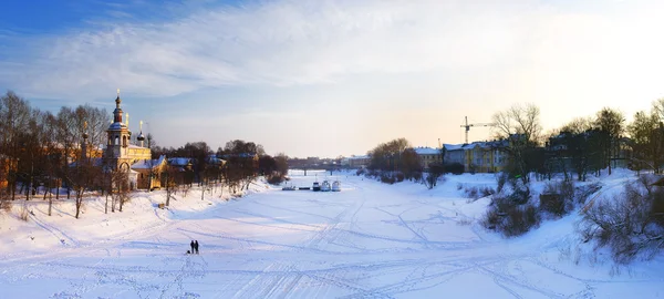 Chiesa sulla riva del fiume in inverno — Foto Stock