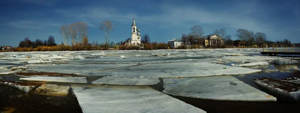 Drivande is på floden — Stockfoto