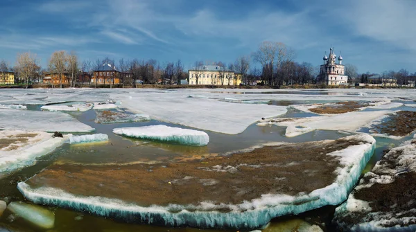 Дрейфующий лед на реке — стоковое фото