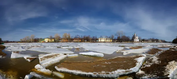 Hielo a la deriva en el río — Foto de Stock