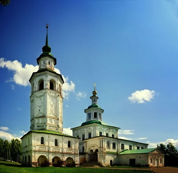 Mosteiro ortodoxo do céu de verão no fundo — Fotografia de Stock