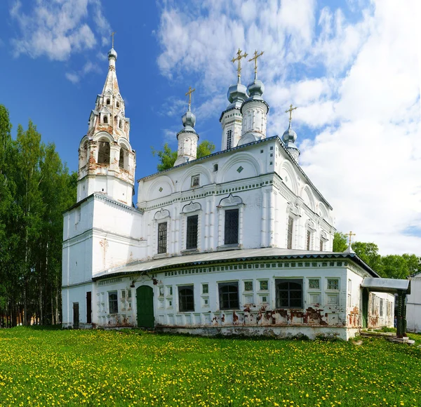 Igreja e a Catedral do verão no céu — Fotografia de Stock